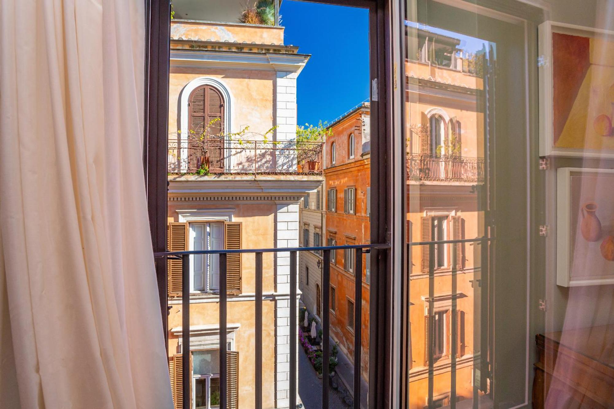 Apartment Chic Spanish Steps Retreat
