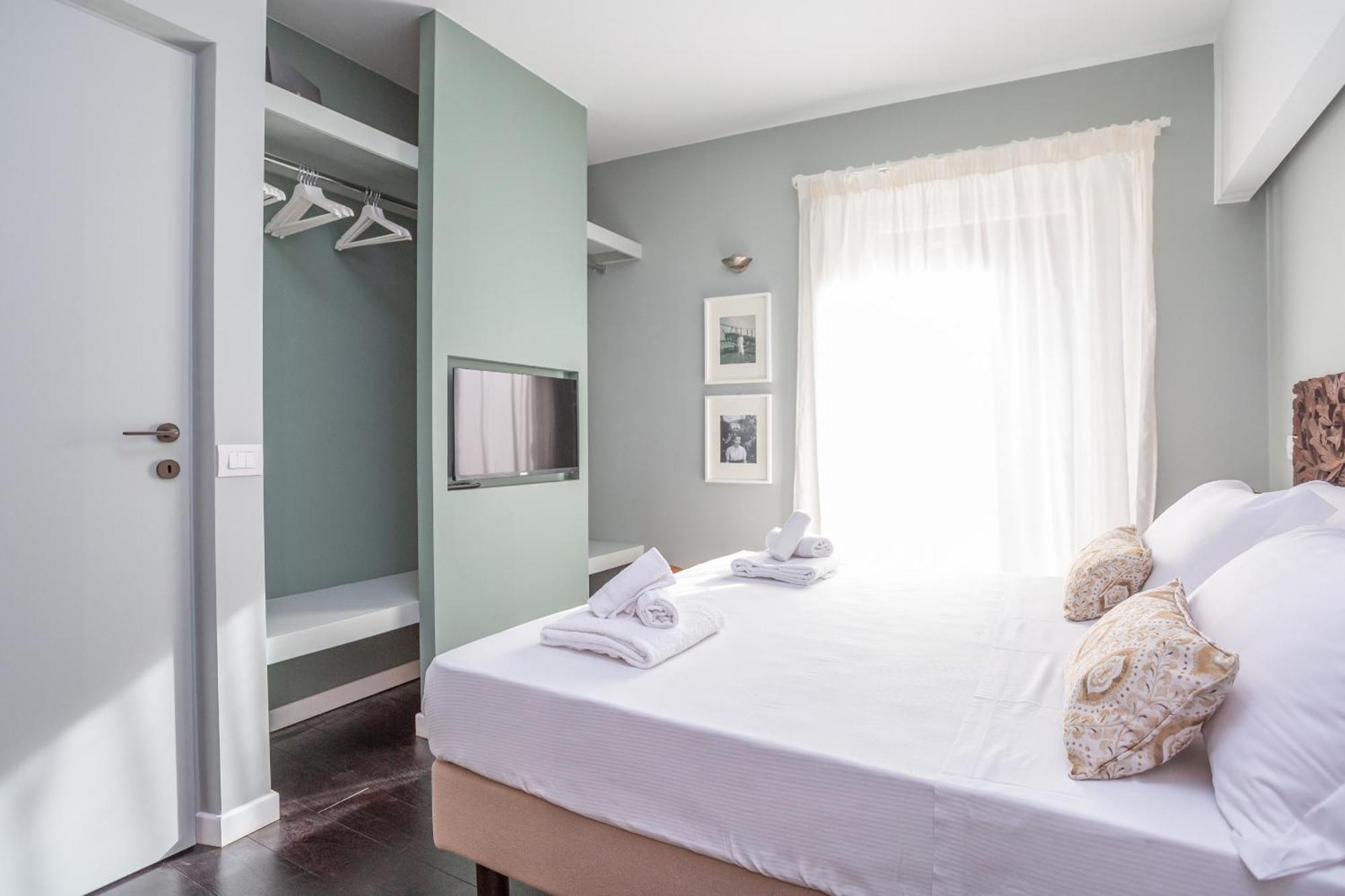 Chic Spanish Steps Retreat Rom
